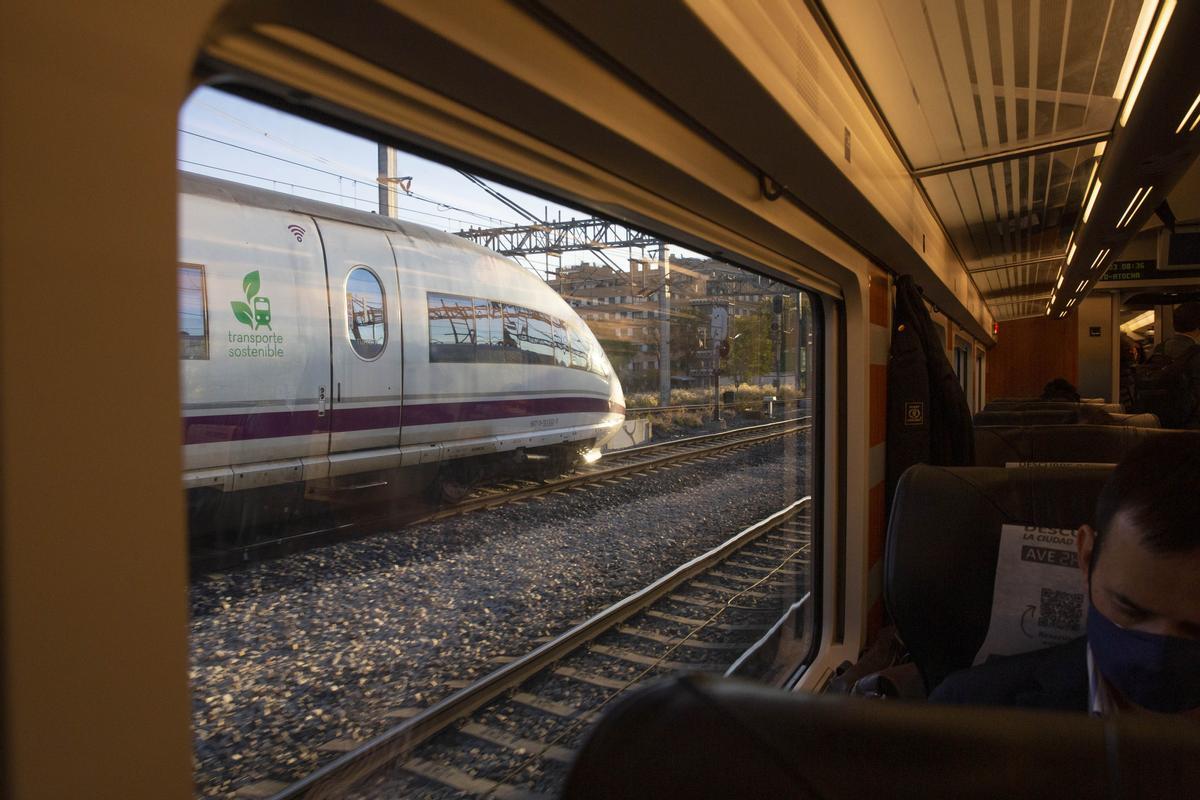 Pasajeros en el interior de uno de los AVE que conecta Alicante con Puerta de Atocha
