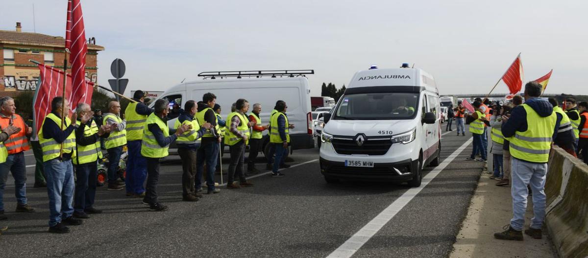 Aplaudiendo el paso de una ambulancia durante el corte de la A-6. | J. A. G.