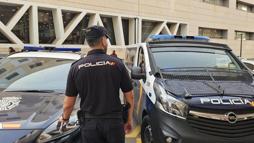 Un policía nacional frente a la Comisaría Provincial de Alicante, donde compareció el detenido.