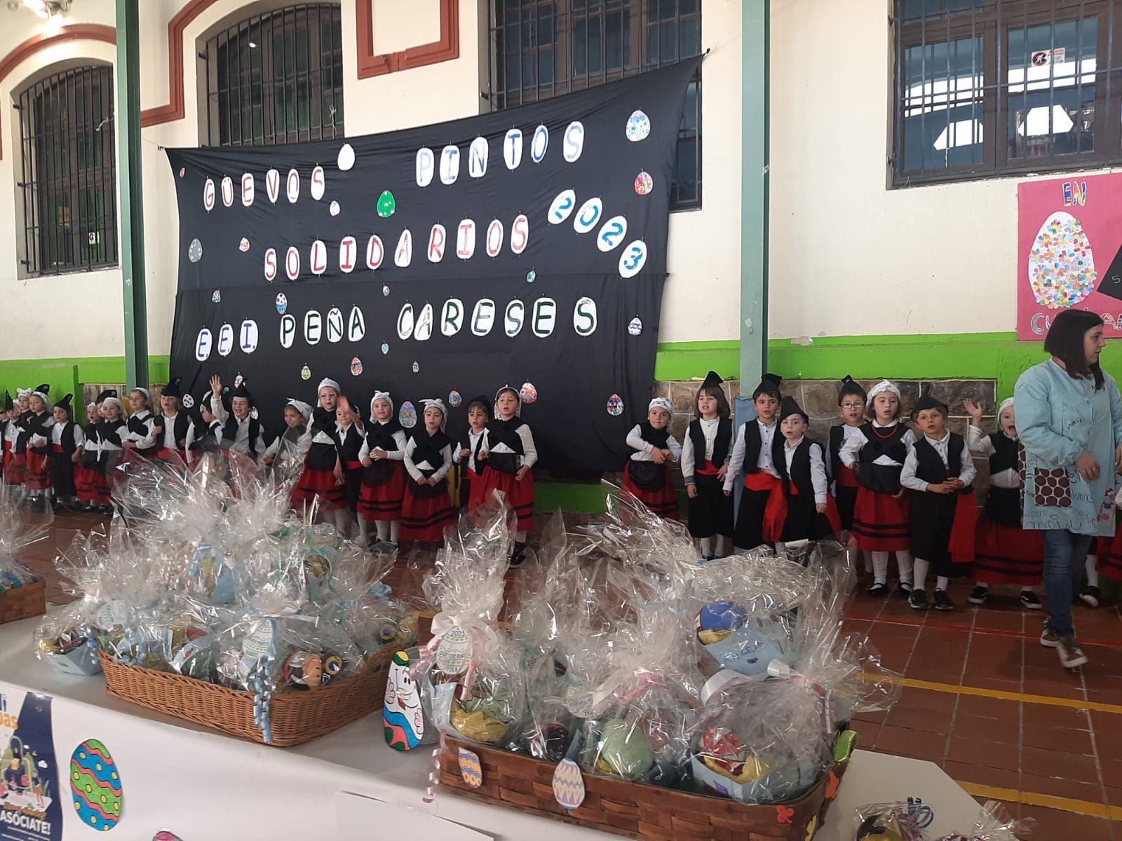 Los aldeaninos del Peña Careses adelantan los Güevos Pintos: así ha sido su mercadillo escolar solidario