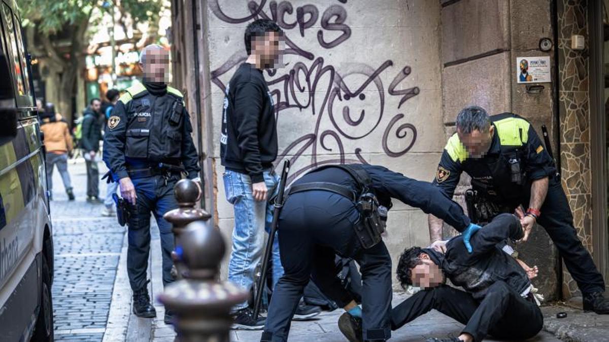Detención de un ladrón que trataba de robar un teléfono móvil amenazando con un arma blanca, el pasado 3 de febrero en Barcelona