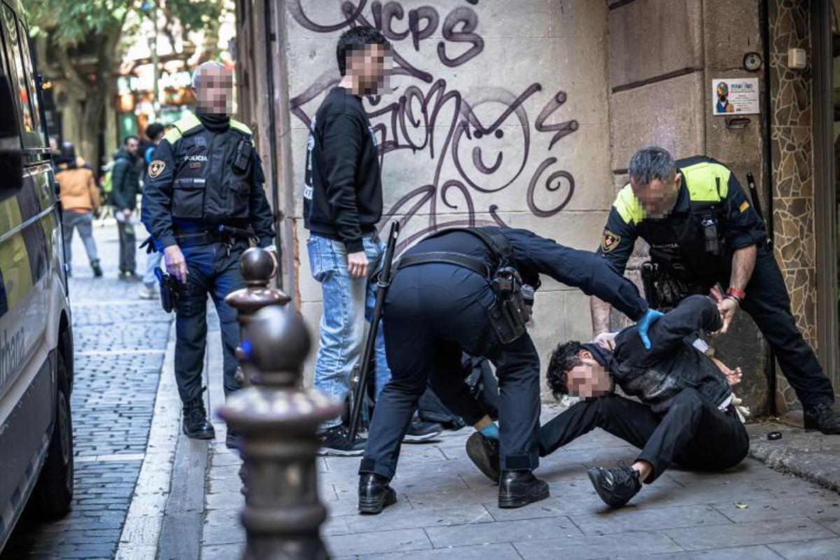 Detención de un ladrón que trataba de robar un teléfono móvil amenazando con un arma blanca, el pasado 3 de febrero en Barcelona