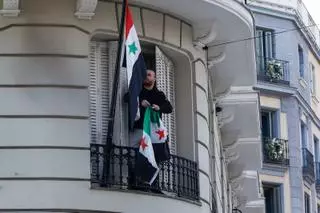 La embajada de Siria en Madrid cambia la bandera por la de los rebeldes