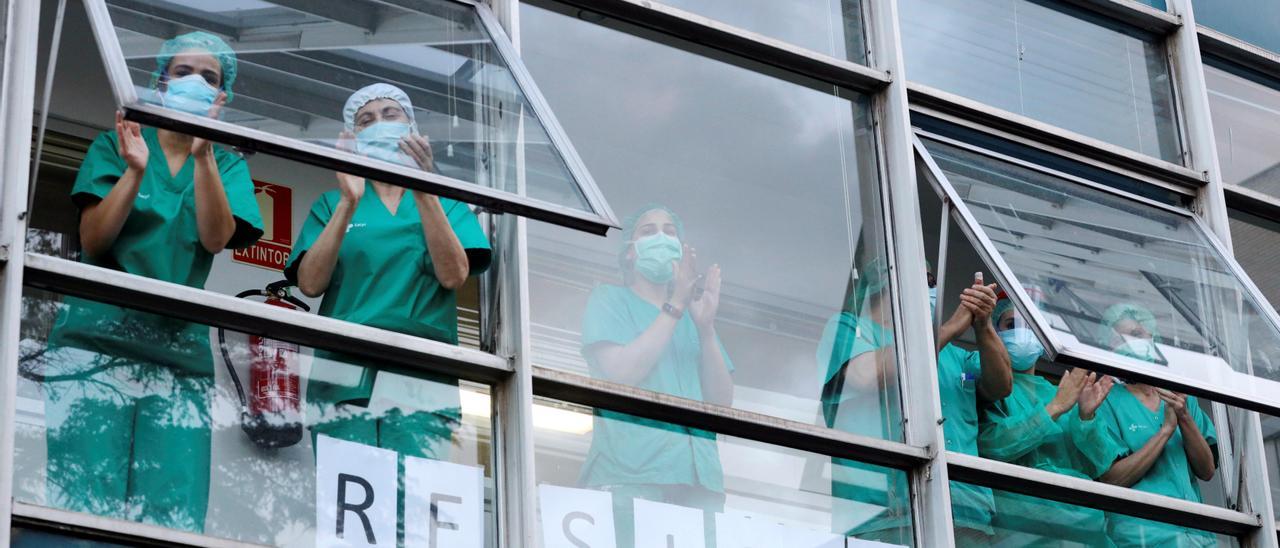 Personal sanitario del hospital Virgen Vega de Salamanca devuelven los aplausos durante el homenaje diario por parte de los vecinos por su labor en la lucha contra la pandemia del coronavirus.