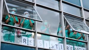  Personal sanitario del hospital Virgen Vega de Salamanca devuelven los aplausos durante el homenaje diario por parte de los vecinos por su labor en la lucha contra la pandemia del coronavirus. 