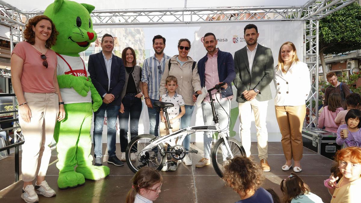 Mislata sorteó una bicicleta en la Feria del Medio Ambiente.