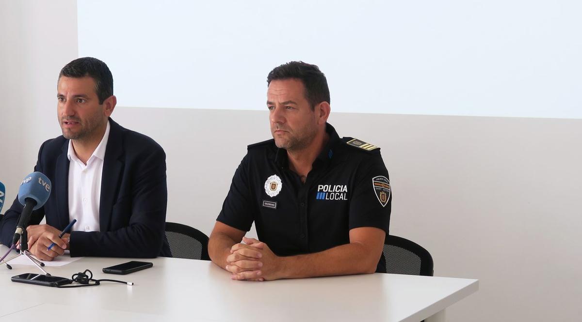 Archivo: el actual jefe de la Policía Local de Sant Antoni, Alejandro Ponce, junto al alcalde Marcos Serra