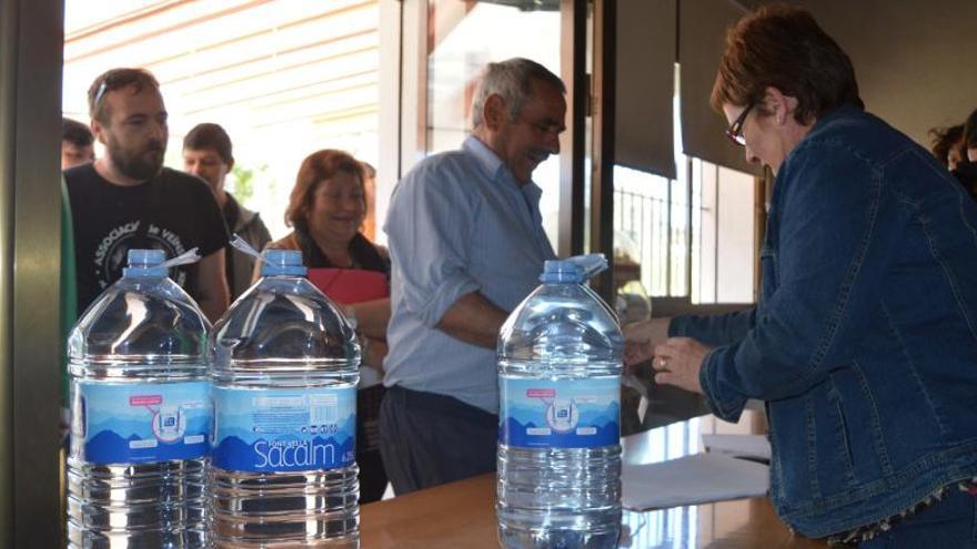 Els repartiment es va fer amb garrafes d&#039;aigua durant els primers dies