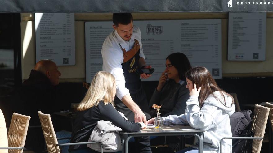 La hostelería cordobesa no ve &quot;viable&quot; cobrar una tasa por mesas &#039;prémium&#039;