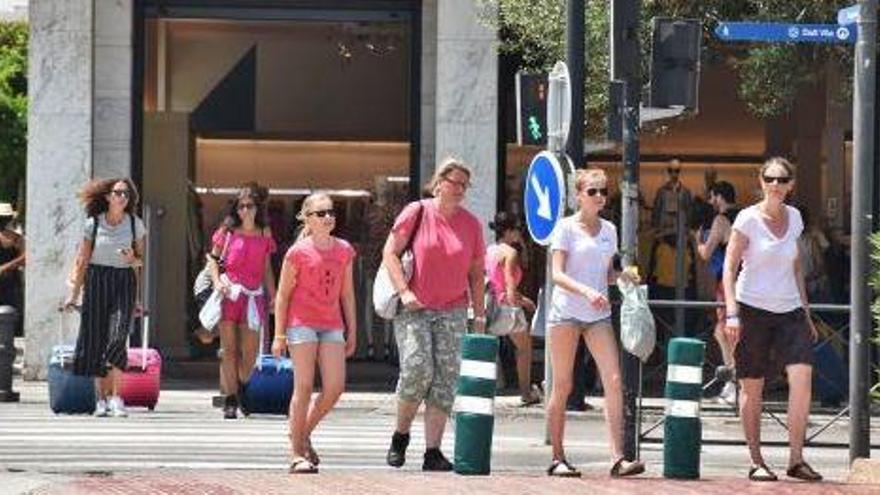 Turistas en Vila. El municipio de Ibiza es la zona que ha registrado el peor resultado de ocupación hotelera este agosto.