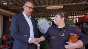 Jordi Basté, presentador de ’No pot ser!’, con el pequeño ’youtuber’ Miquel Montoro.