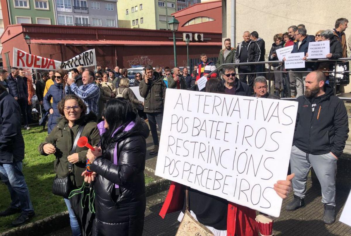 A la protesta acudieron cientos de percebeiros de toda Galicia / s. souto