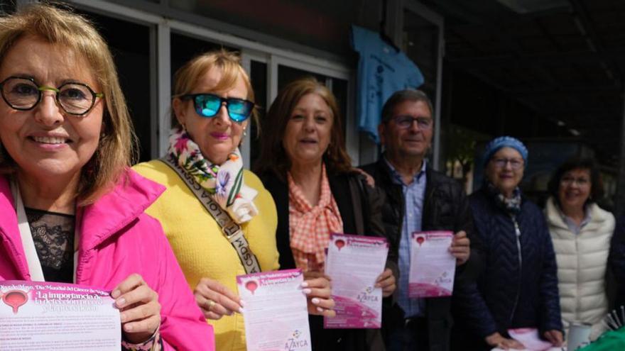 Campaña de concienciación de Azayca frente al cáncer de vegija, en Santa Clara.