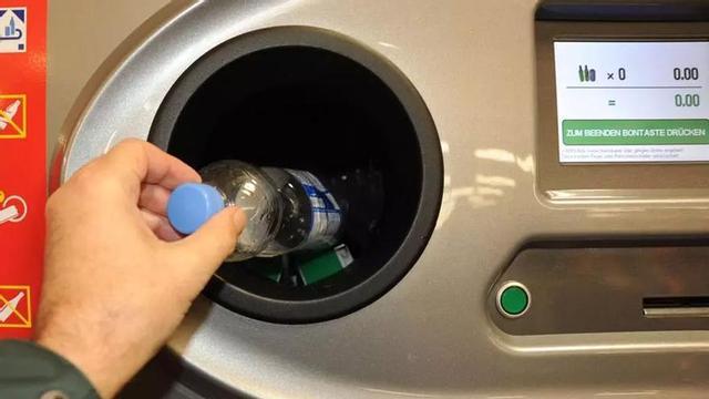 Detall d’una de les màquines de dipòsit d’envasos plàstics que s’utilitzen a Alemanya.