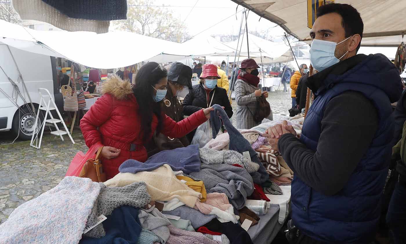 Primer día en la 'raia' tras la entrada en vigor de las nuevas restricciones de movilidad