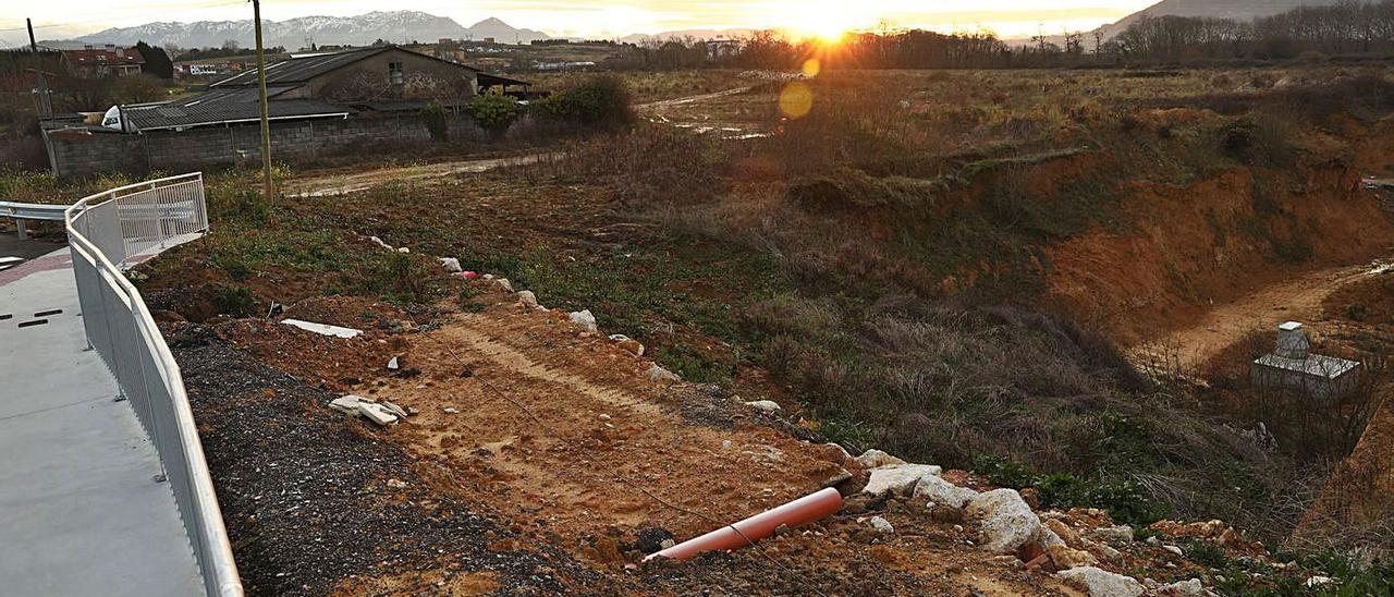 Terrenos del polígono de Bobes donde se instalará Amazon. | Juan Plaza