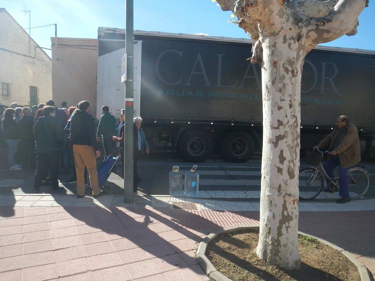 Los camiones de agua llegan a Villaralbo