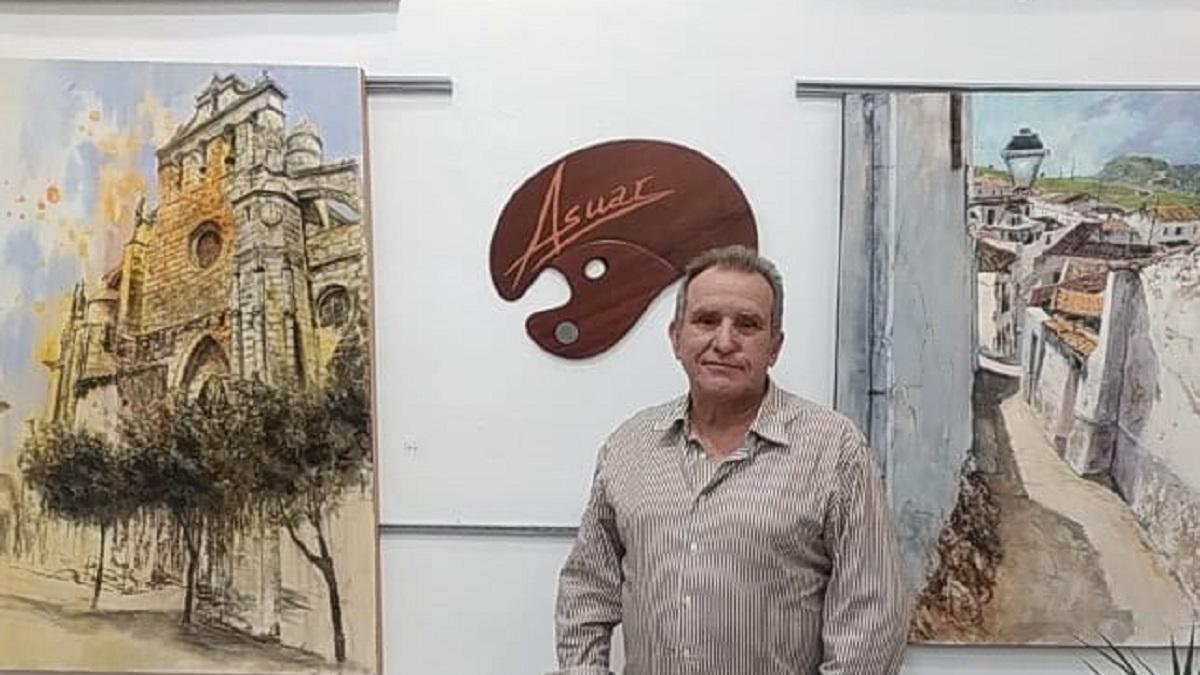 El pintor Pedro Asuar junto a dos de sus obras, en la Casa del Arte en Córdoba.