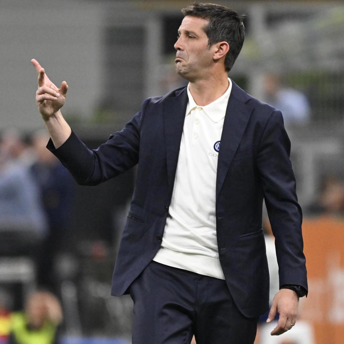 El entrenador del Inter de Milán, Cristian Chivu, da instrucciones durante el partido de la Serie A entre el Inter de Milán y el Cagliari