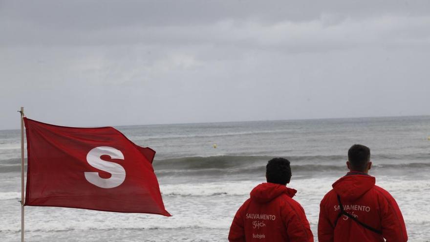 Socorristas en la playa de San Lorenzo de Gijón