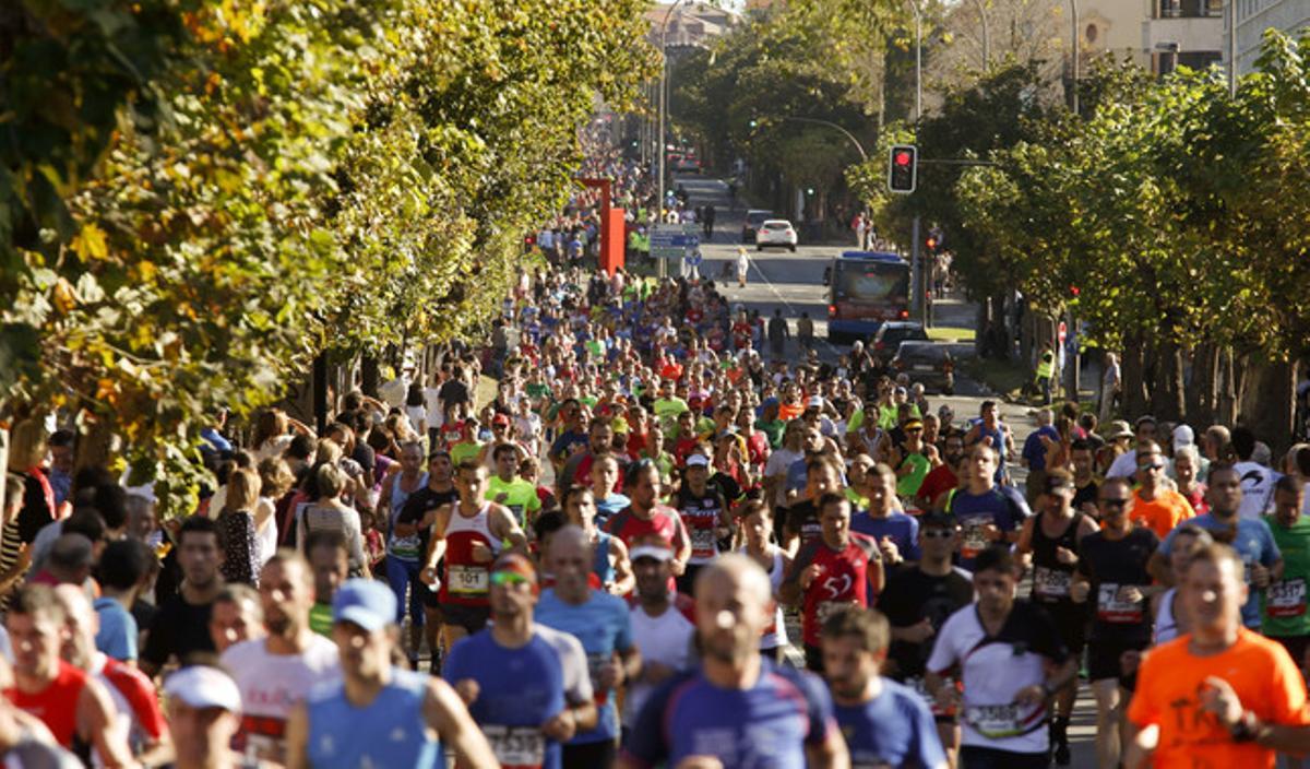 Participants de la carrera popular Behobia-Sant Sebastià al seu pas pels carrers de la capital donostiarra.