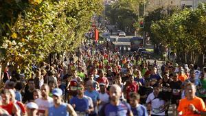 Participants de la carrera popular Behobia-Sant Sebastià al seu pas pels carrers de la capital donostiarra.