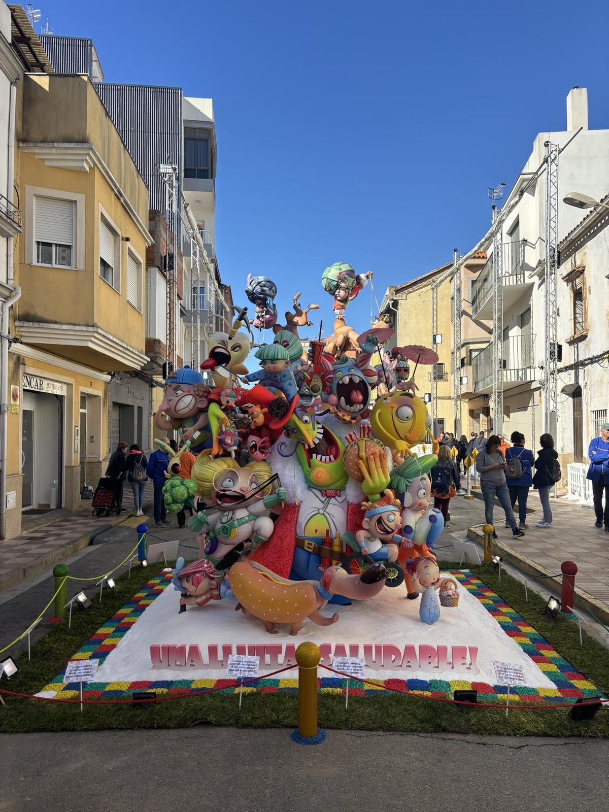 A la derecha, el ninot robado esta madrugada.