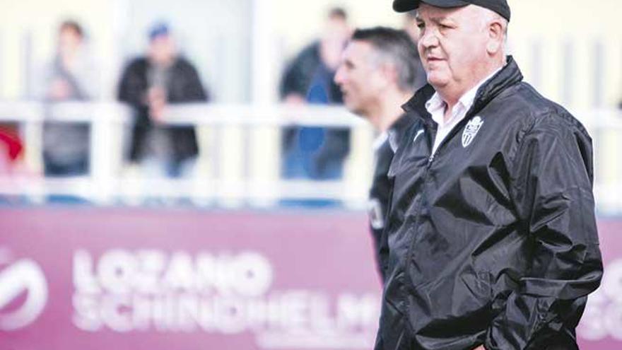 El entrenador del Baleares Manix Mandiola, ayer durante el partido ante el Sabadell.