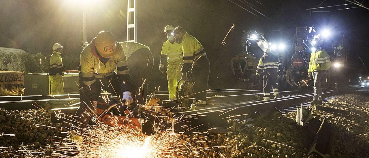 Varios operarios trabajan en las obras del corredor mediterráneo a la altura de Massalfassar.   | F.BUSTAMANTE