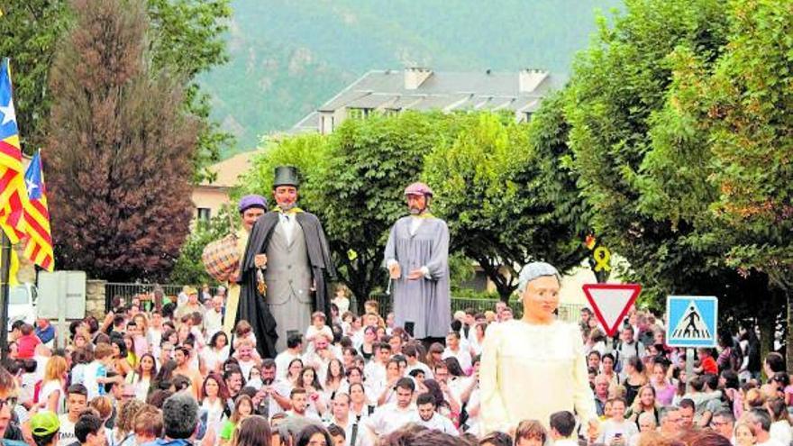 Cercavila de gegants en una edició passda de la Festa Major de Sant Llorenç de Morunys | ARXIU/ANNA PUJOL