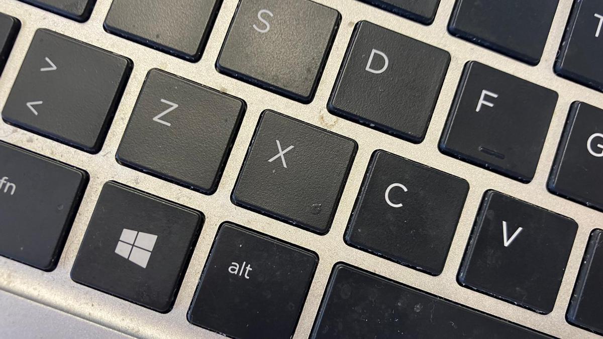 ¿Qué significa el meme de "Mira entre la Z y la C de tu teclado"?