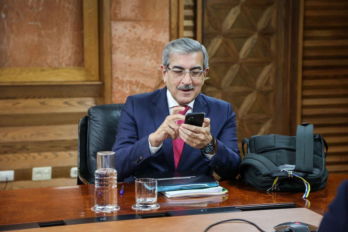 Román Rodríguez, consejero de Hacienda, en el Parlamento de Canarias. | | E.D.