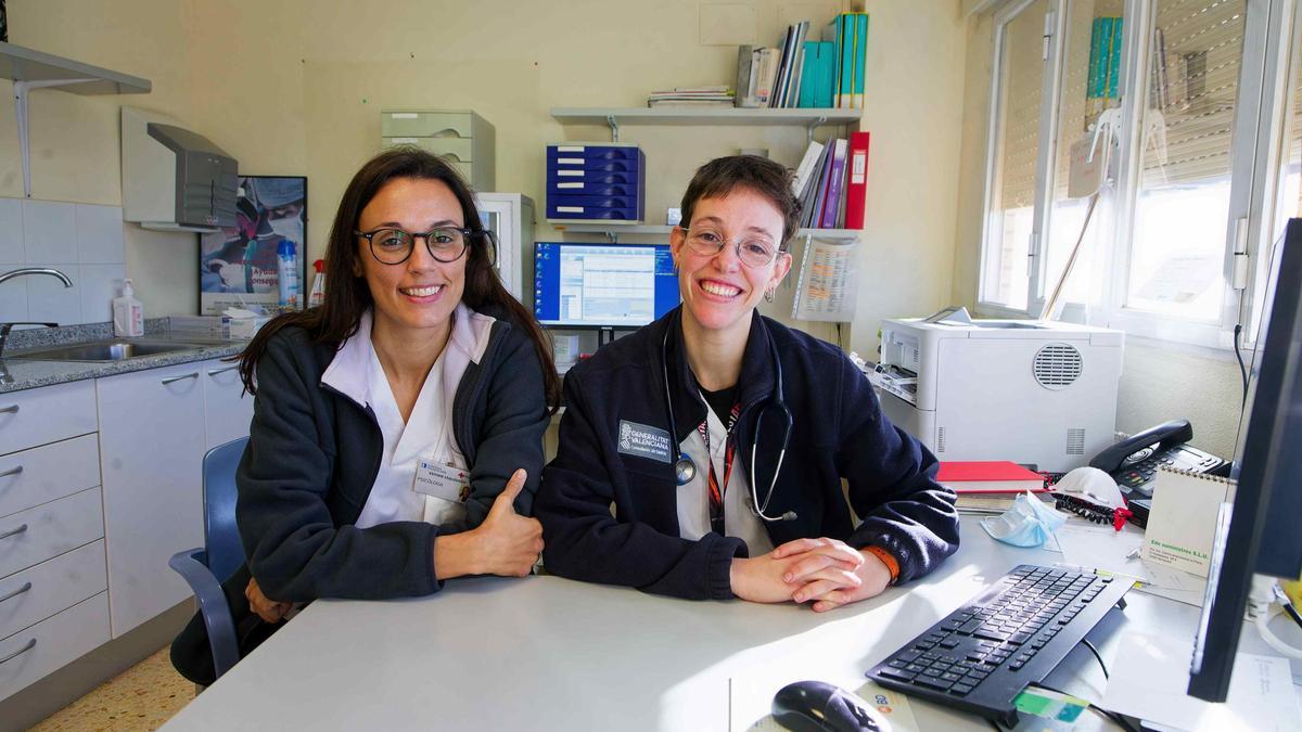 La psicóloga Esther Izquierdo y la doctora Ana Facal, en consulta.