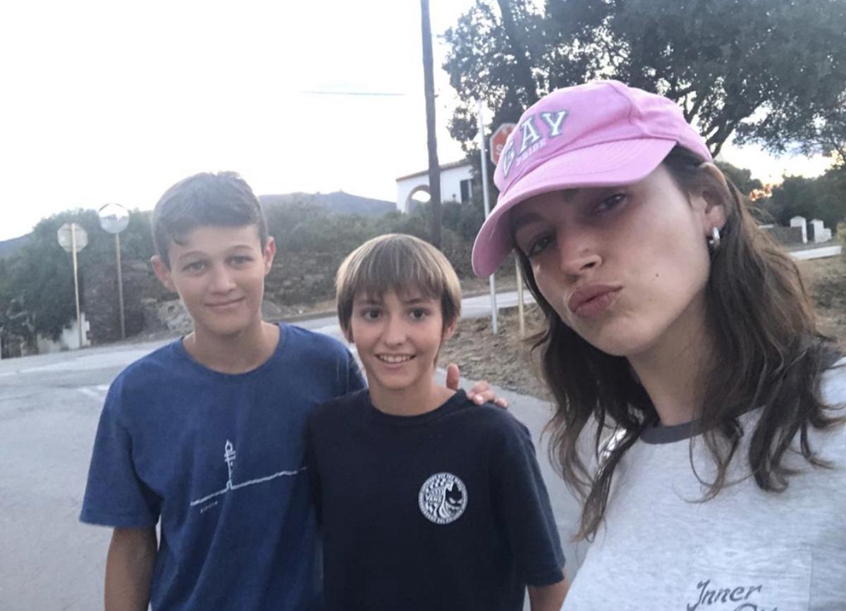 La actriz Úrsula Corberó, durante sus vacaciones en Cadaqués, junto a dos jóvenes admiradores.