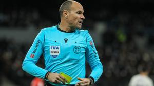 Mateu Lahoz, durante un partido