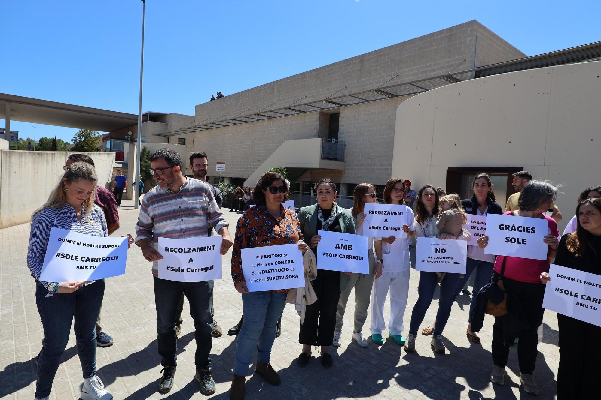 Las imágenes de la concentración en apoyo a la supervisora de matronas del Hospital de la Plana, destituida por Sanitat