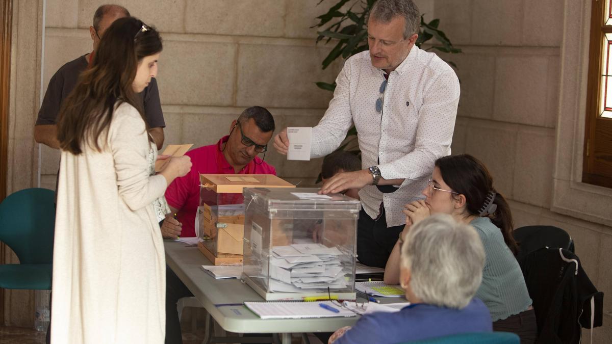 Una mujer vota en una mesa del Centre Històric de Gandia