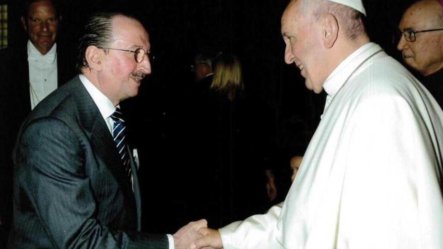 Alejandro Braña saluda al Papa Francisco durante su reciente encuentro.