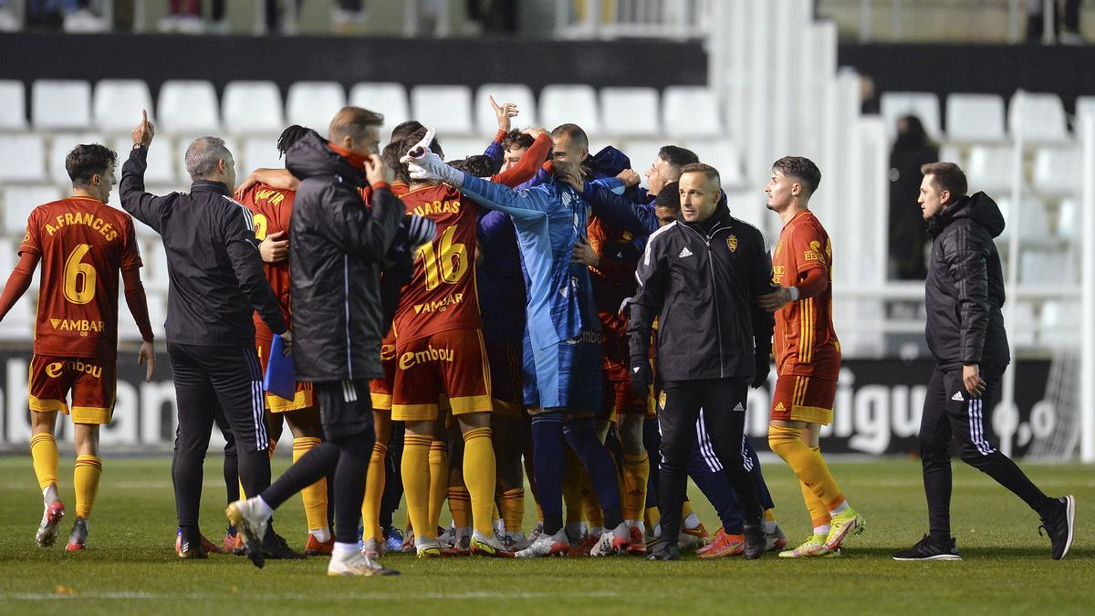 Los jugadores del Real Zaragoza se abrazan efusivamente tras el decisivo triunfo en Burgos.