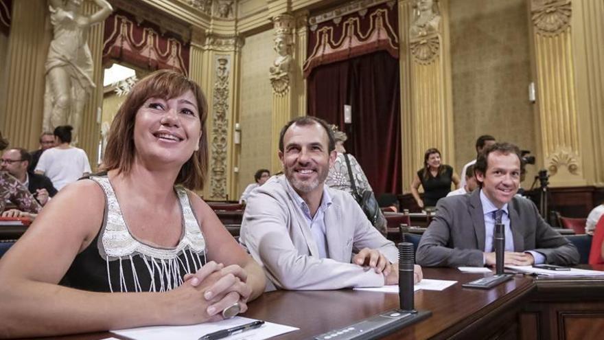 Armengol y Barceló, presidenta y vicepresidente, y el conseller Marc Pons en el pleno del Parlament.