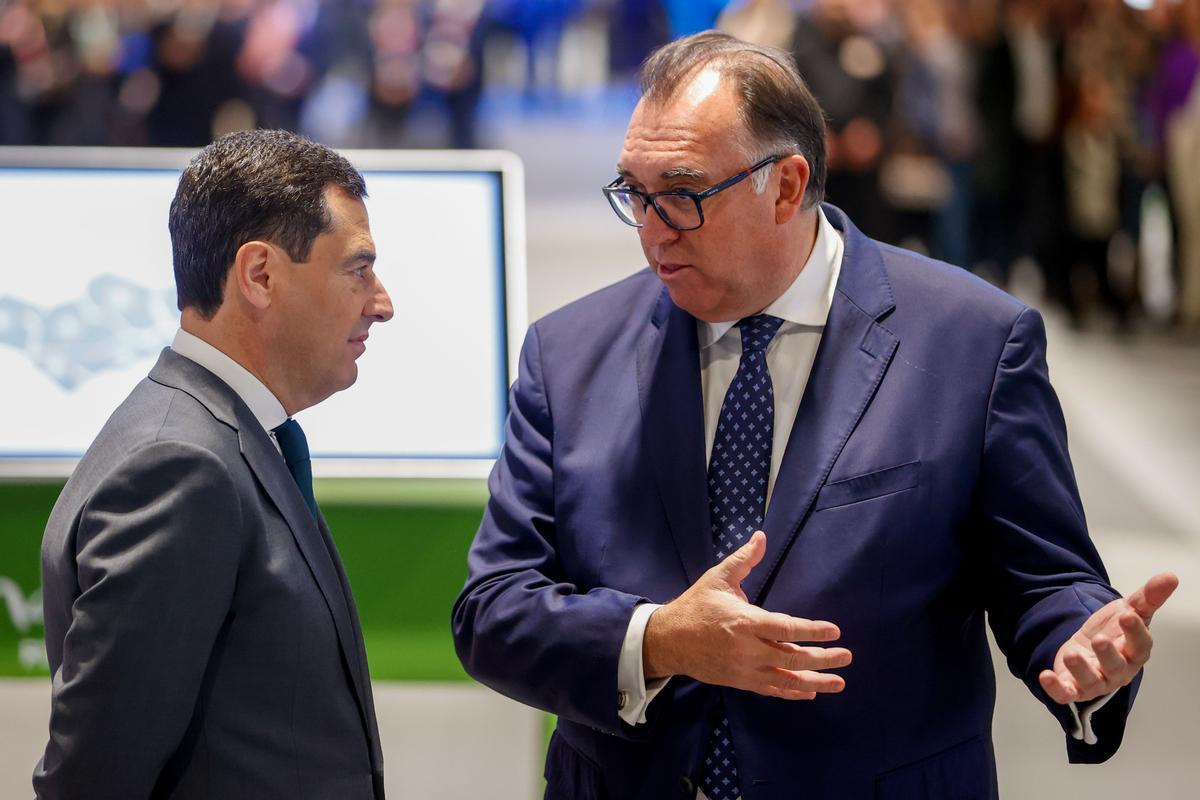 MADRID, 18/01/2023.- El presidente de la Junta de Andalucía, Juanma Moreno (i) durante la inauguración de la feria internacional de turismo Fitur, que arranca su 43 edición con 8.500 empresas participantes, 131 países (entre ellos Ucrania) y 755 expositores, y confía en que este año marque el de la plena recuperación del sector tras la pandemia. EFE/ Mariscal