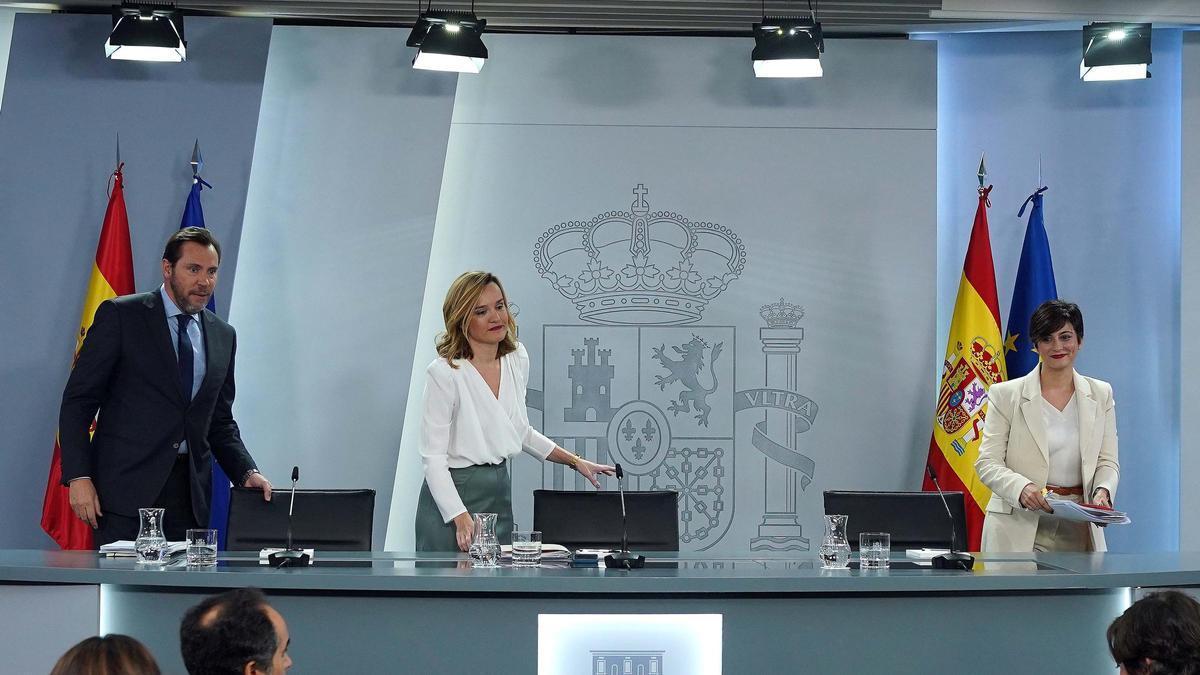 Los ministros Óscar Puente, Pilar Alegría e Isabel Rodríguez, tras la reunión del Consejo de Ministros.
