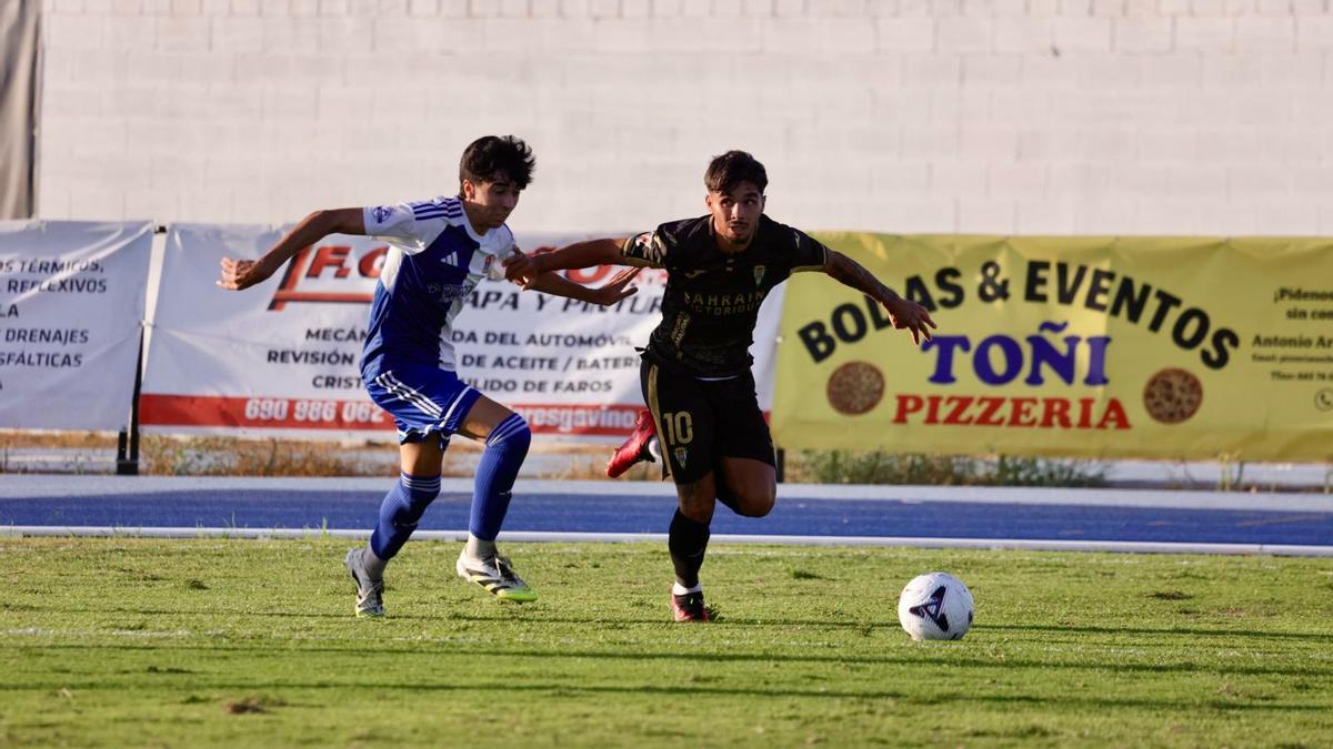 Kevin Medina supera la marca de un rival durante el UD San José-Córdoba CF.