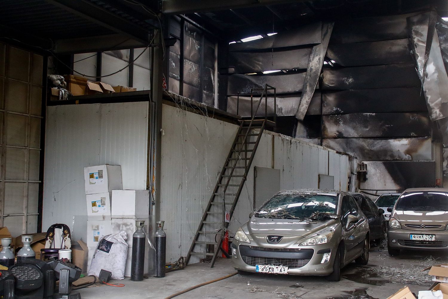 Un incendio afecta a una de las naves del antiguo Grupo Lito en Caldas