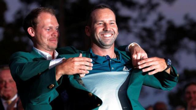 Sergio García recibe la chaqueta verde.