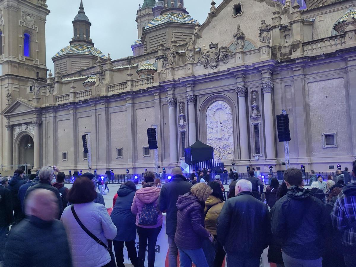 El centro de la plaza del Pilar de Zaragoza está todavía vacío.