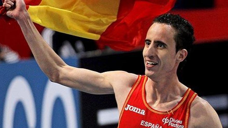 Manuel Olmedo celebra su medalla de oro en la final de 1.500 metros de los campeonatos de Europa de atletismo en pista el pasado marzo