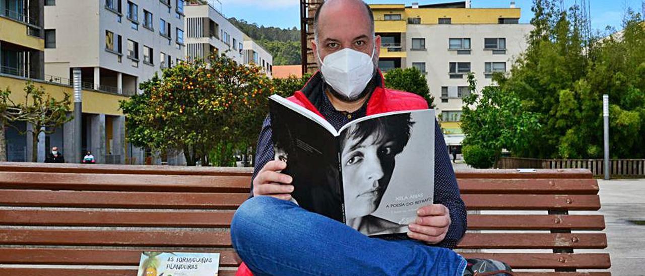 El librero Fernando Miranda, ayer con libros, en Bueu.   | // G.N.