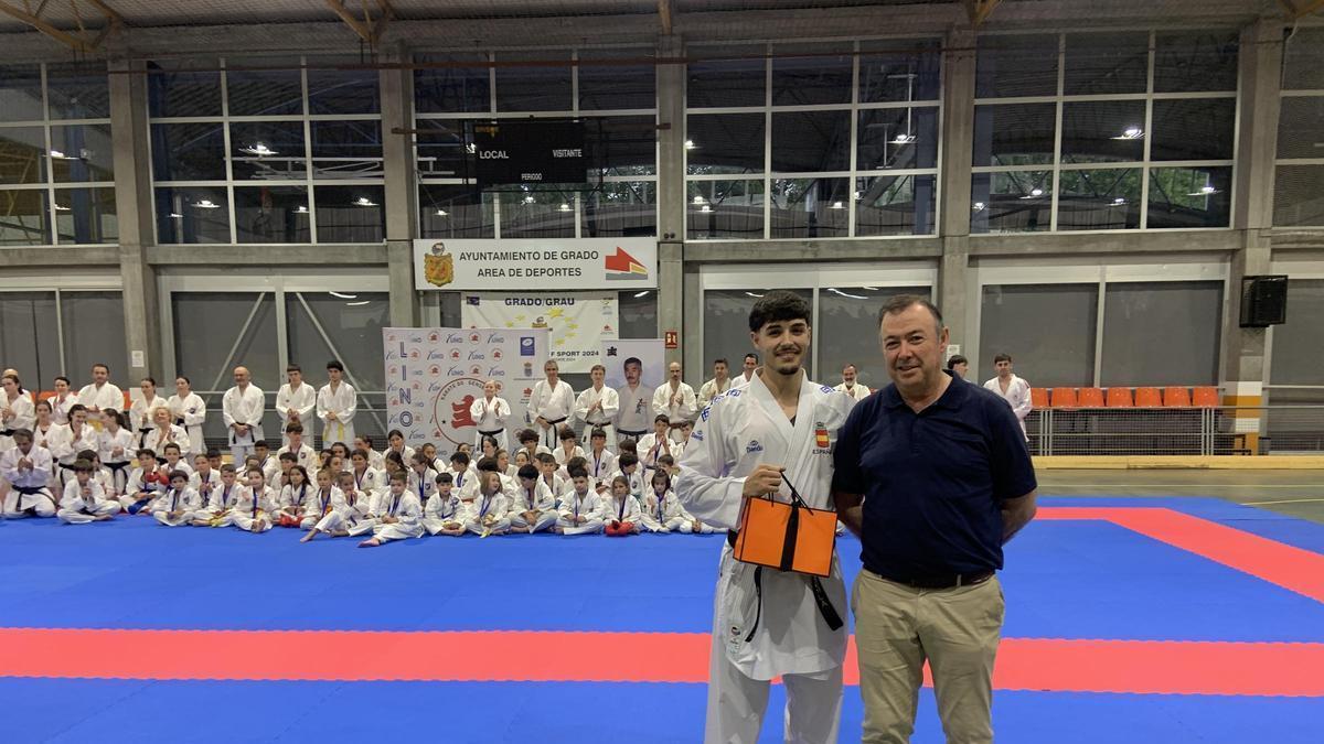Borja Gutiérrez recibe el cinturón bordado de manos del alcalde moscón, José Luis Trabanco
