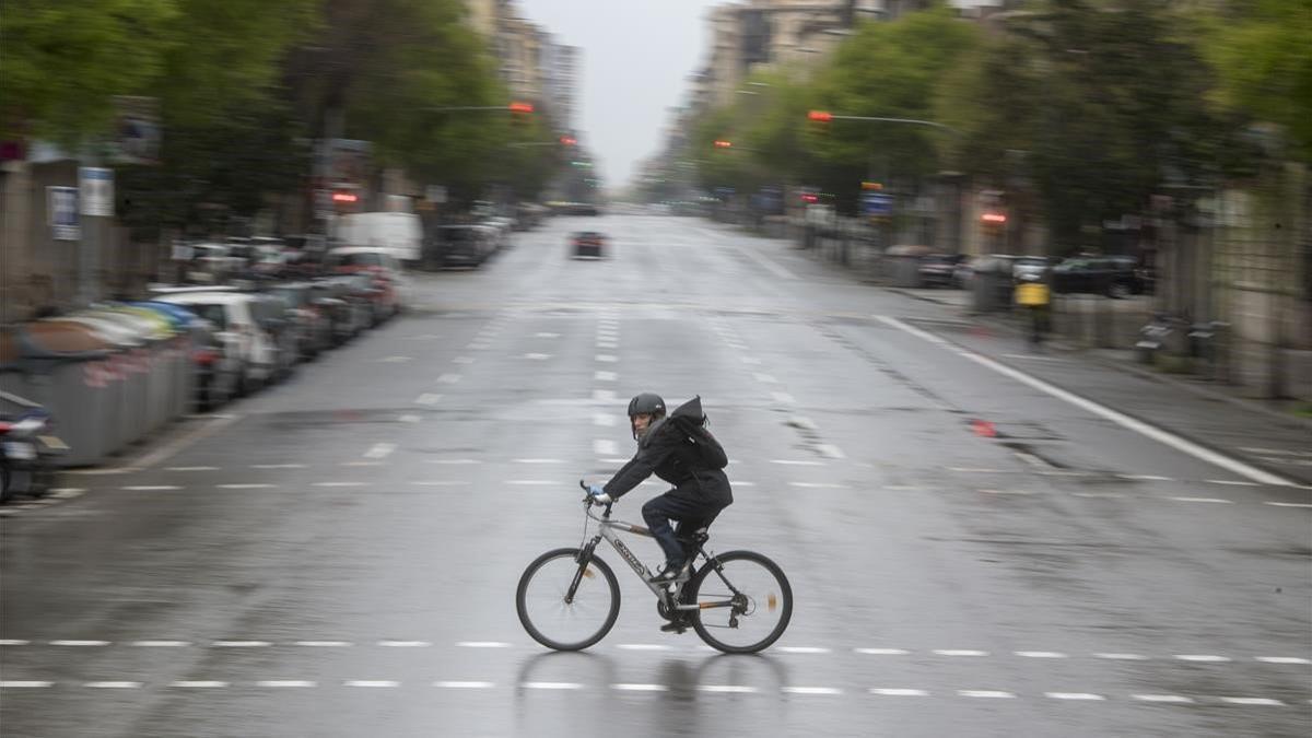 zentauroepp52973095 barcelona      30 03 2020    sociedad   un ciclista cruza un200526134150